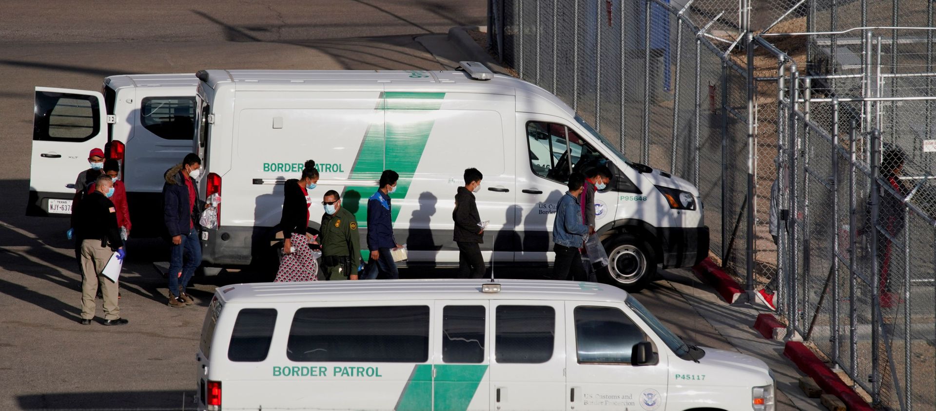 Migrants in United States Border Patrol custody file into a Border Patrol Station in El Paso, Texas, U.S. March 15, 2021 Migrants in United States Border Patrol custody file into a Border Patrol Station in El Paso, Texas, U.S. March 15, 2021 - Sputnik International, 1920, 16.03.2021