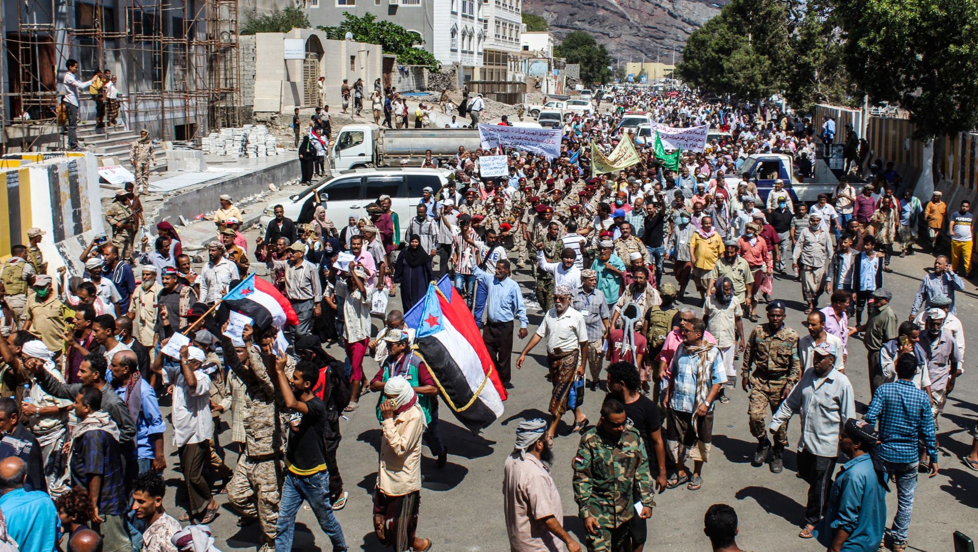 Protesters, some raising the old flag of South Yemen, gather to demonstrate against deteriorating services and economic conditions, outside the internationally-recognised Yemeni government's headquarters at al-Maashiq Palace in the Crater district of the southern port city of Aden on March 16, 2021 Protesters, some raising the old flag of South Yemen, gather to demonstrate against deteriorating services and economic conditions, outside the internationally-recognised Yemeni government's headquarters at al-Maashiq Palace in the Crater district of the southern port city of Aden on March 16, 2021 - Sputnik International, 1920, 16.03.2021