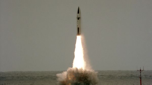 A Polaris missile lifts off after being fired from the submerged British nuclear-powered ballistic missile submarine HMS Revenge (S27) off the coast of Florida (USA) near Cape Canaveral Air Force Station - Sputnik International