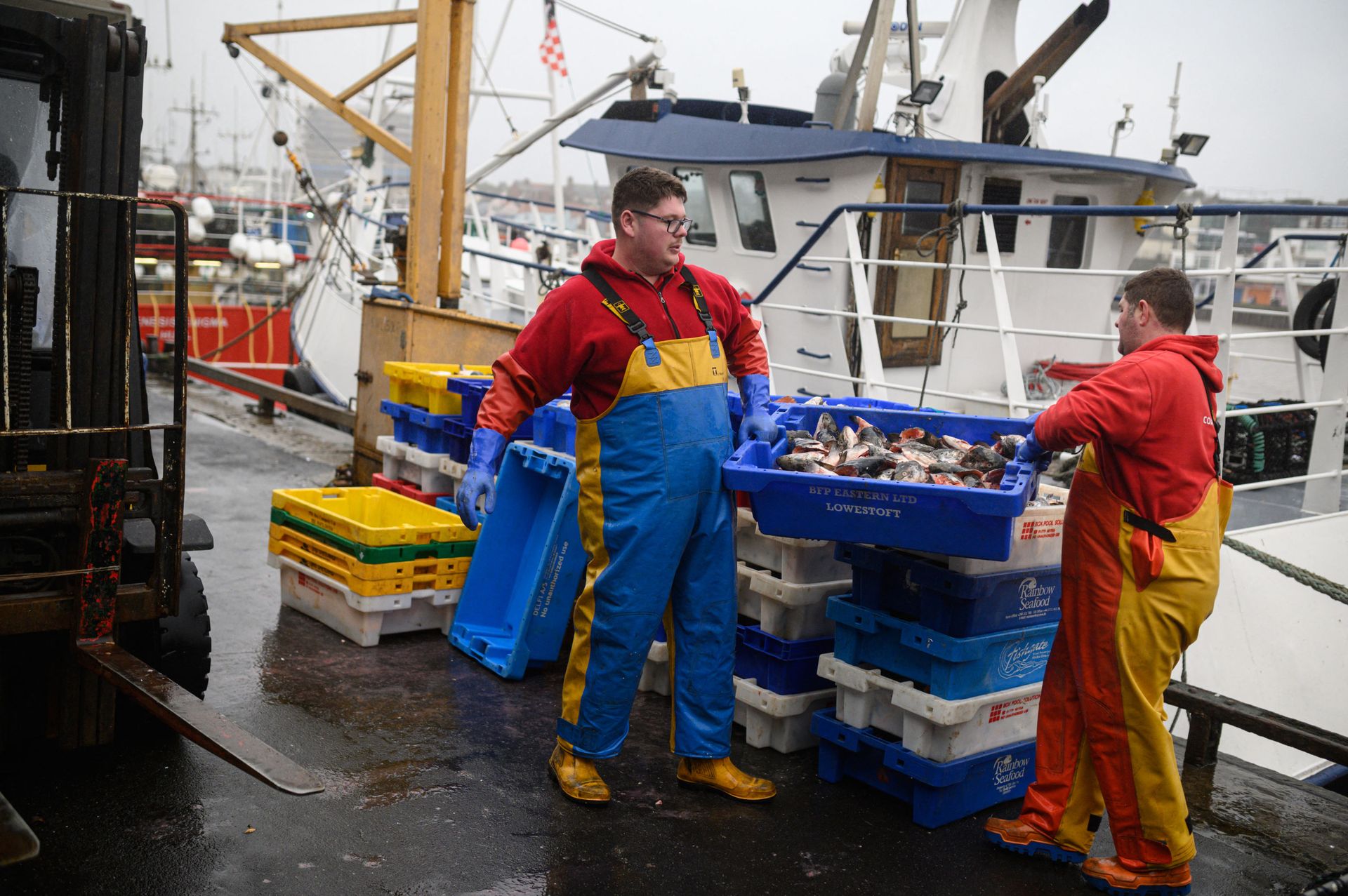 Fishermen sort and load trays of salmon heads to be used as bait for crab and lobster pots as they prepare for their next voyage to sea, on the South Pier of Bridlington Harbour fishing port in Bridlington, north east England on December 11, 2020 Fishermen sort and load trays of salmon heads to be used as bait for crab and lobster pots as they prepare for their next voyage to sea, on the South Pier of Bridlington Harbour fishing port in Bridlington, north east England on December 11, 2020 - Sputnik International, 1920, 07.09.2021