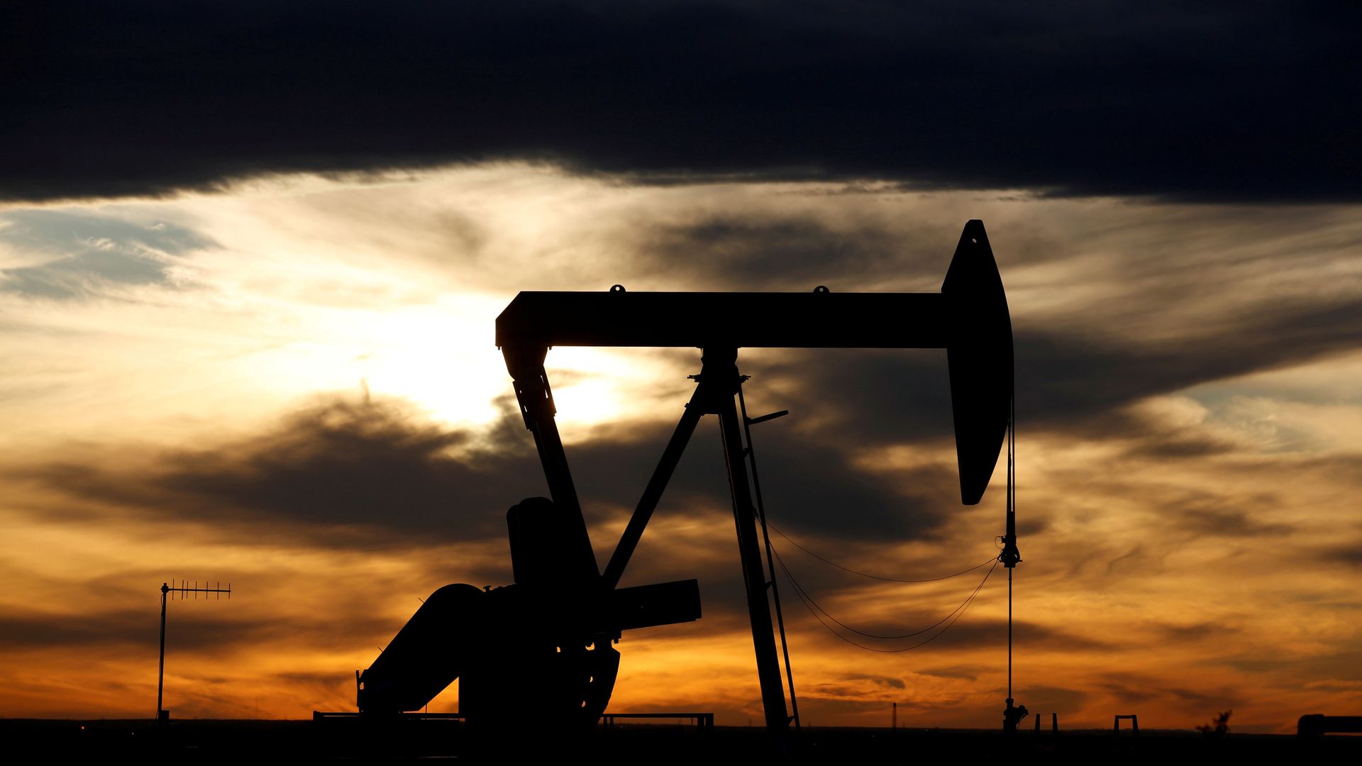 The sun sets behind a crude oil pump jack on a drill pad in the Permian Basin in Loving County, Texas, U.S. November 24, 2019. The sun sets behind a crude oil pump jack on a drill pad in the Permian Basin in Loving County, Texas, U.S. November 24, 2019. - Sputnik International, 1920, 10.03.2022