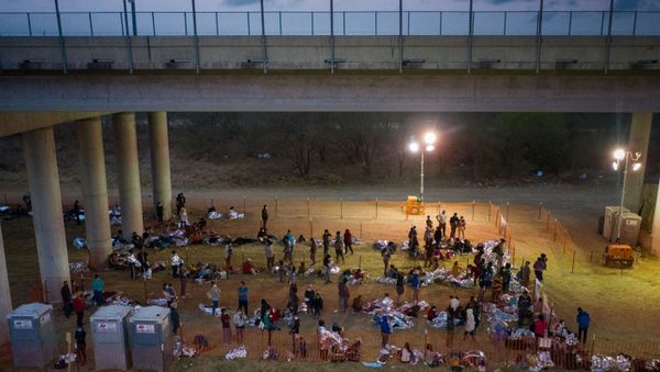 Asylum seeking migrant families and unaccompanied minors from Central America take refuge in a makeshift US Customs and Border Protection processing centre under the Anzalduas International Bridge after crossing the Rio Grande river into the United States from Mexico in Granjeno, Texas, 12 March 2021. REUTERS/Adrees Latif/File Photo - Sputnik International