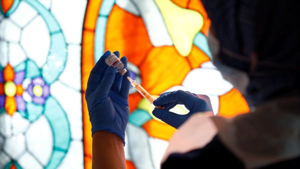 Nurse Zenub Mahood prepares a dose of the AstraZeneca coronavirus disease (COVID-19) vaccine, at Bradford Central Mosque, amid the COVID-19 outbreak in Bradford, Britain, February 25, 2021 - Sputnik International