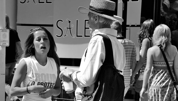 Interesting body language between girl and old man - Sputnik International