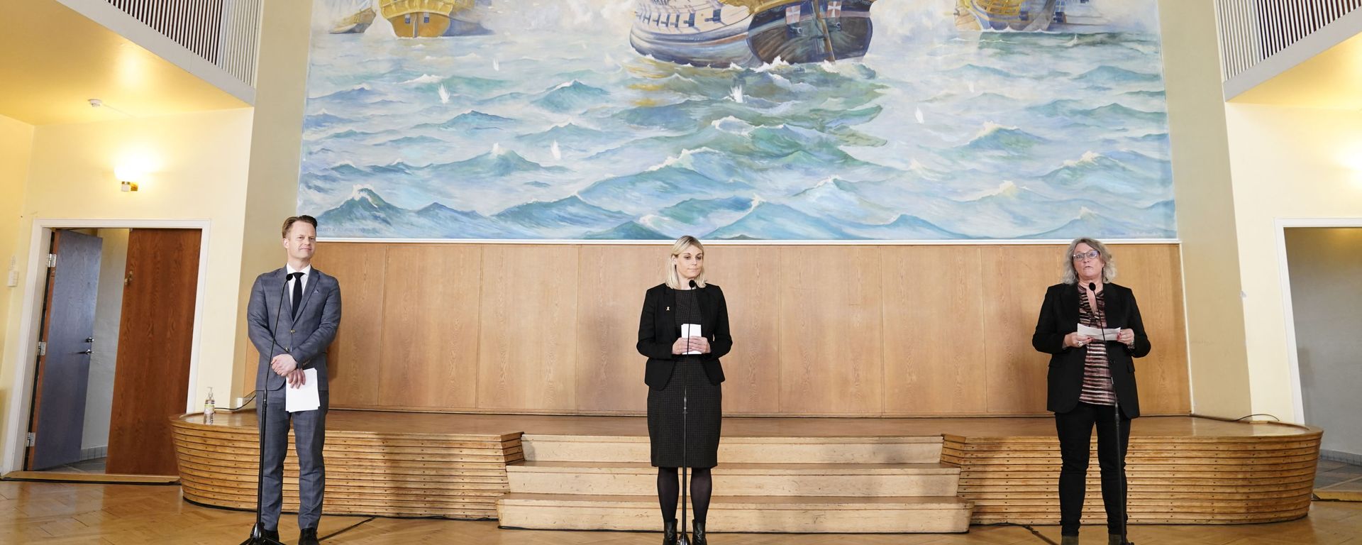 Danish Defence Minister Trine Bramsen (C) addresses a press conference with Danish Foreign Affairs Minister Jeppe Kofoed (L) and Danske Rederier CEO Anne H. Steffensen in Copenhagen on March 16, 2021 to inform that Denmark will deploy a frigate to the Gulf of Guinea off West Africa to combat piracy, days after a Dutch vessel was attacked by pirates in the Gulf of Guinea Danish Defence Minister Trine Bramsen (C) addresses a press conference with Danish Foreign Affairs Minister Jeppe Kofoed (L) and Danske Rederier CEO Anne H. Steffensen in Copenhagen on March 16, 2021 to inform that Denmark will deploy a frigate to the Gulf of Guinea off West Africa to combat piracy, days after a Dutch vessel was attacked by pirates in the Gulf of Guinea - Sputnik International, 1920, 27.10.2021