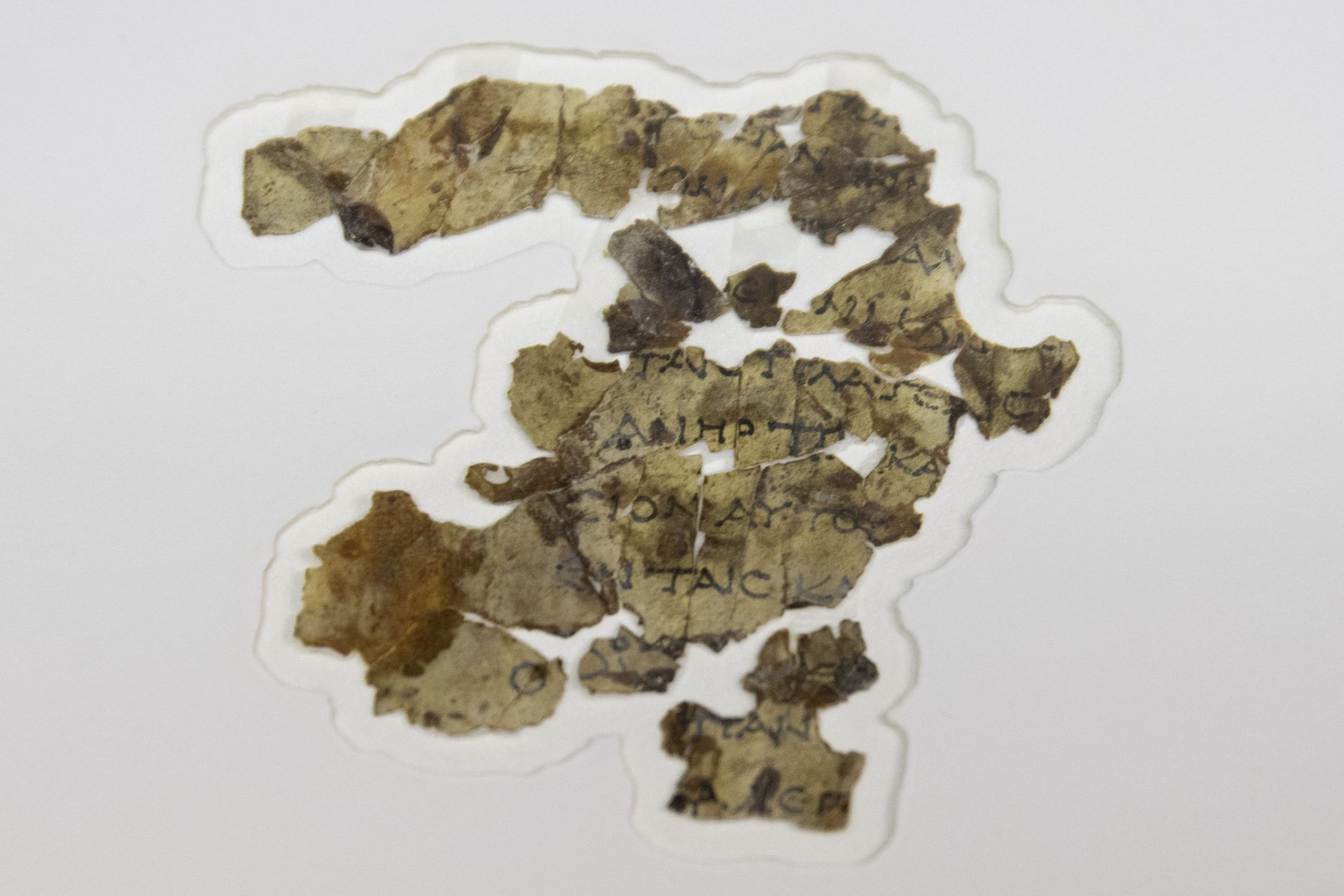 The Israel Antiquities Authority displays newly discovered Dead Sea Scroll fragments at the Dead Sea scrolls conservation lab in Jerusalem, Tuesday, March 16, 2021 - Sputnik International, 1920, 29.09.2021