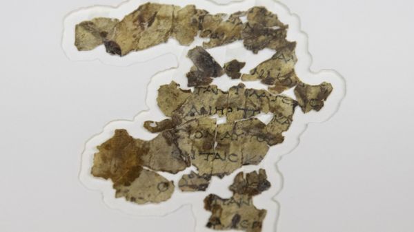 The Israel Antiquities Authority displays newly discovered Dead Sea Scroll fragments at the Dead Sea scrolls conservation lab in Jerusalem, Tuesday, March 16, 2021 - Sputnik International