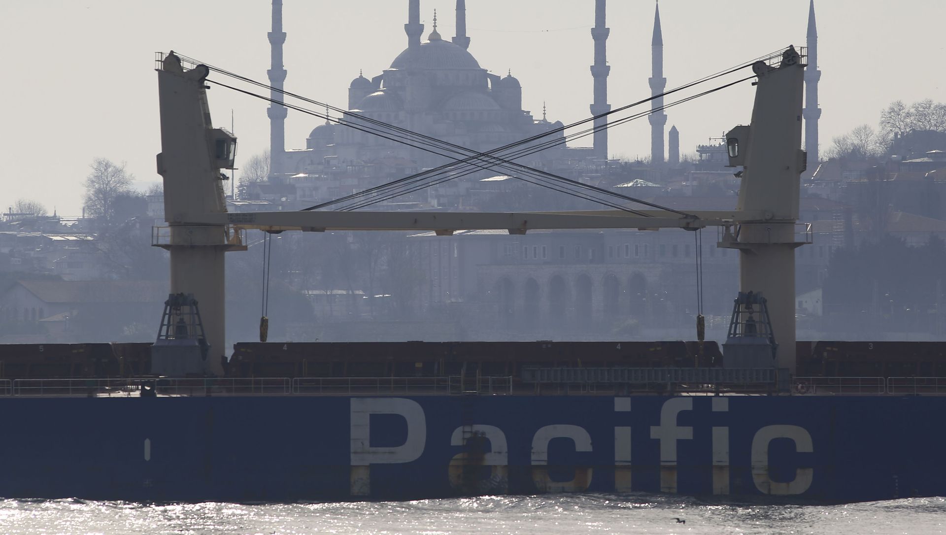 A merchant ship crosses the Bosporus in Istanbul, Friday, March 24, 2017. A merchant ship crosses the Bosporus in Istanbul, Friday, March 24, 2017. - Sputnik International, 1920, 17.03.2021