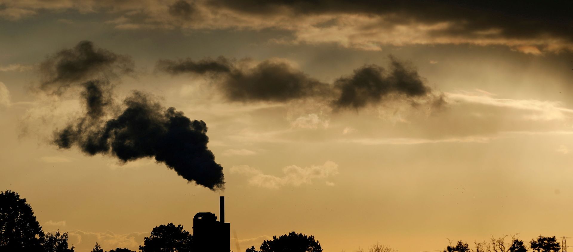 Smoke rises above a factory at sunset in Rugby, Britain February 10, 2021.  - Sputnik International, 1920, 17.03.2021