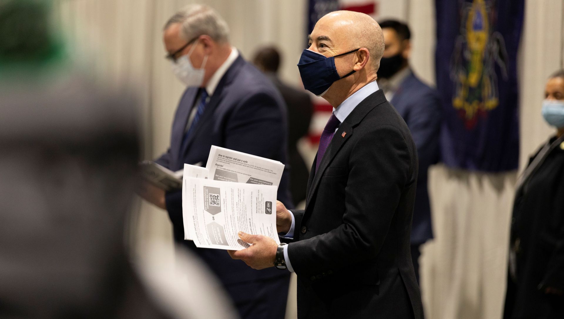 U.S. Homeland Security Secretary Alejandro Mayorkas hands informational pamphlets to essential and public-facing workers arriving to receive their coronavirus disease (COVID-19) vaccine at one of FEMA's Community Vaccination Center in Philadelphia, Pennsylvania, U.S., March 2, 2021. U.S. Homeland Security Secretary Alejandro Mayorkas hands informational pamphlets to essential and public-facing workers arriving to receive their coronavirus disease (COVID-19) vaccine at one of FEMA's Community Vaccination Center in Philadelphia, Pennsylvania, U.S., March 2, 2021. - Sputnik International, 1920, 17.03.2021