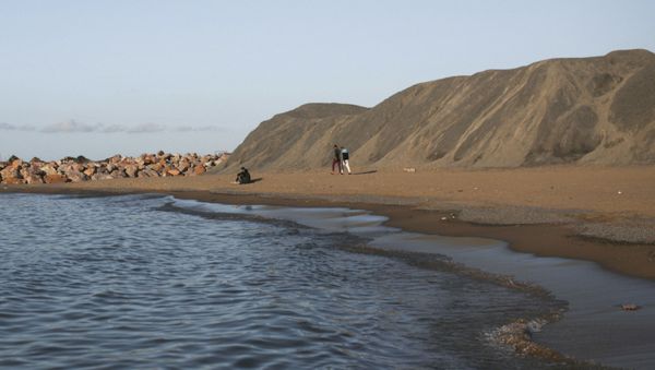 People enjoy the Mediterranean coast on a warm evening in Algiers, Algeria, Thursday, April 11, 2019.  - Sputnik International