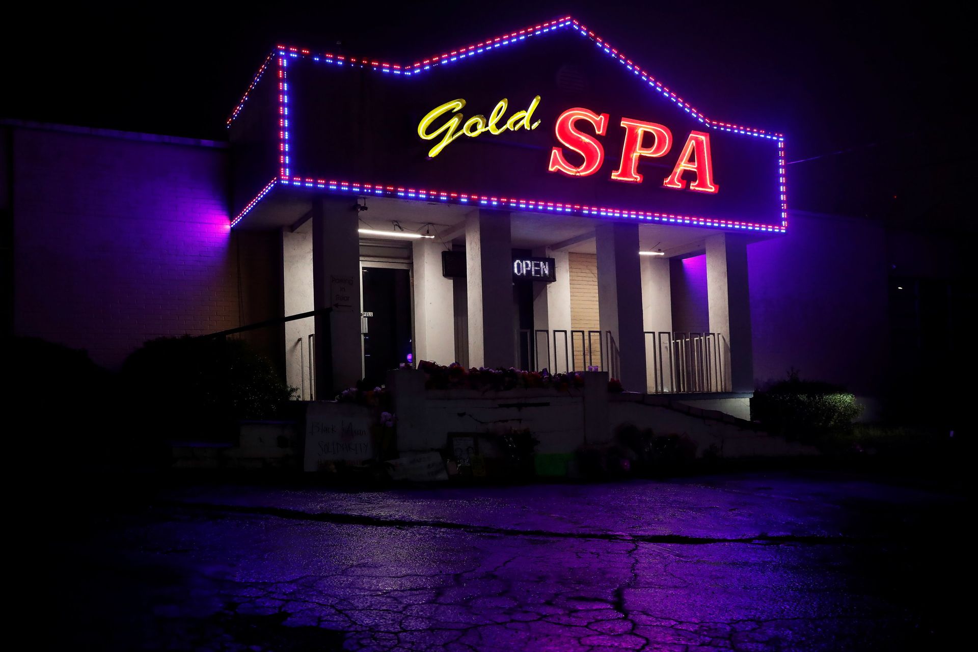 Flowers are laid in front of Gold Spa following the deadly shootings in Atlanta, Georgia, U.S. March 17, 2021. Flowers are laid in front of Gold Spa following the deadly shootings in Atlanta, Georgia, U.S. March 17, 2021. - Sputnik International, 1920, 07.09.2021