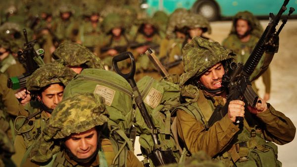 In this photo released by the Israeli army, Israeli soldiers walk towards the northern Gaza Strip as seen from the Israeli border with Gaza, Monday, Jan. 12, 2009. - Sputnik International