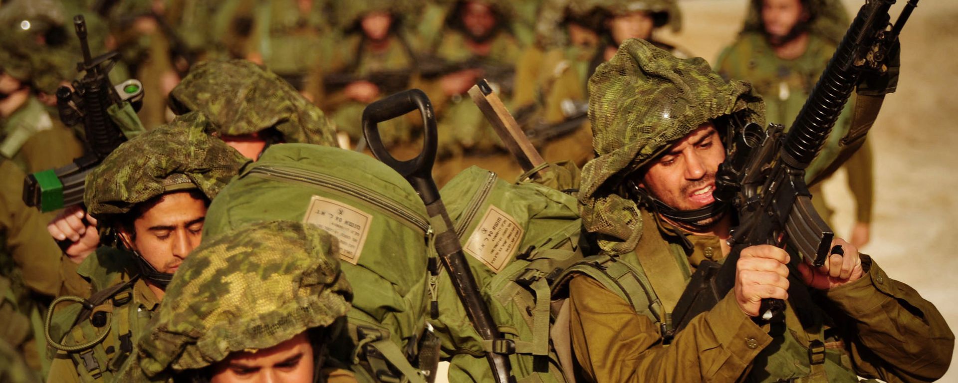 In this photo released by the Israeli army, Israeli soldiers walk towards the northern Gaza Strip as seen from the Israeli border with Gaza, Monday, Jan. 12, 2009. - Sputnik International, 1920, 08.11.2023