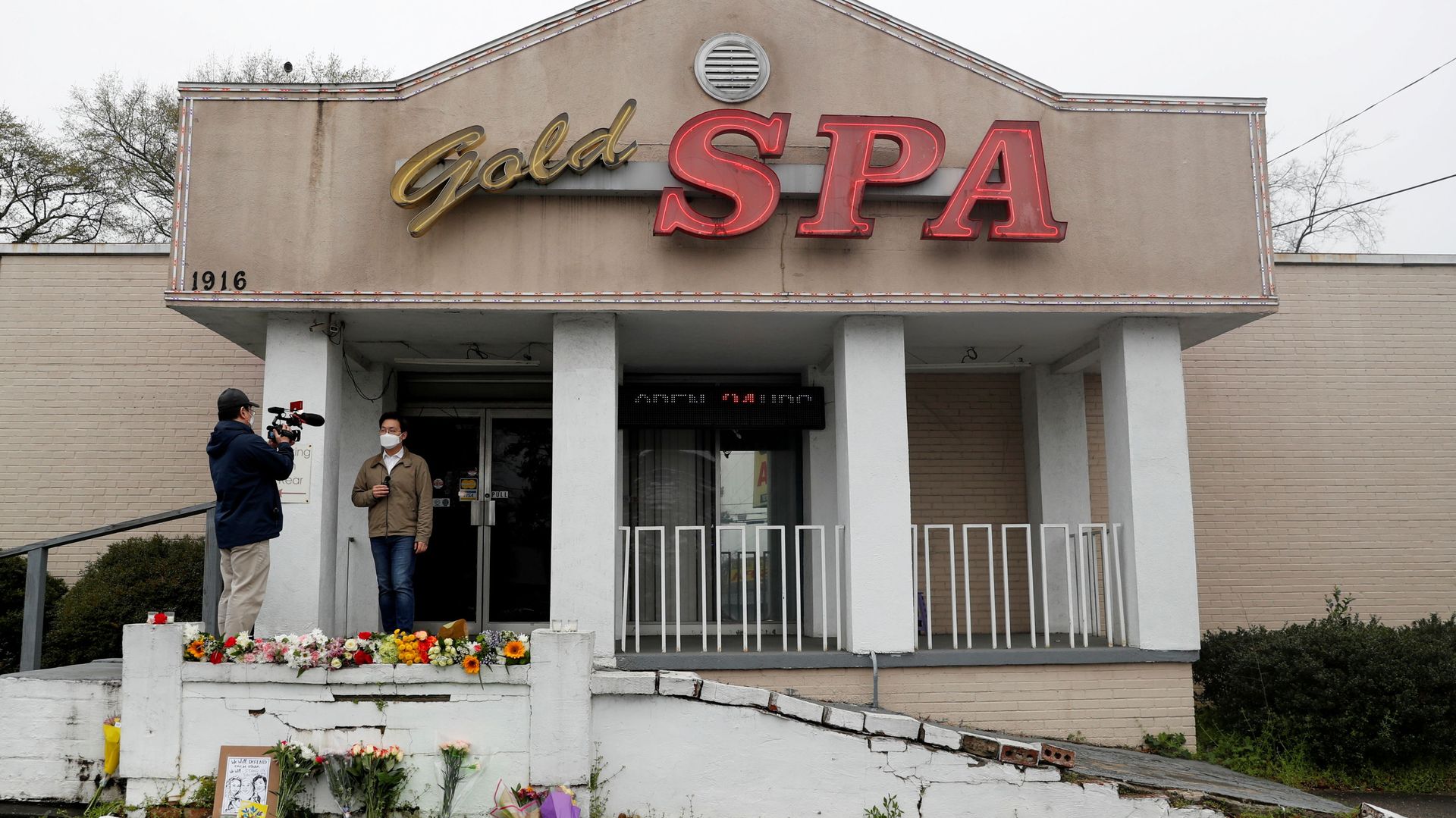 Flowers are laid in front of Gold Spa following the deadly shootings in Atlanta, Georgia, U.S. March 17, 2021 Flowers are laid in front of Gold Spa following the deadly shootings in Atlanta, Georgia, U.S. March 17, 2021 - Sputnik International, 1920, 18.03.2021