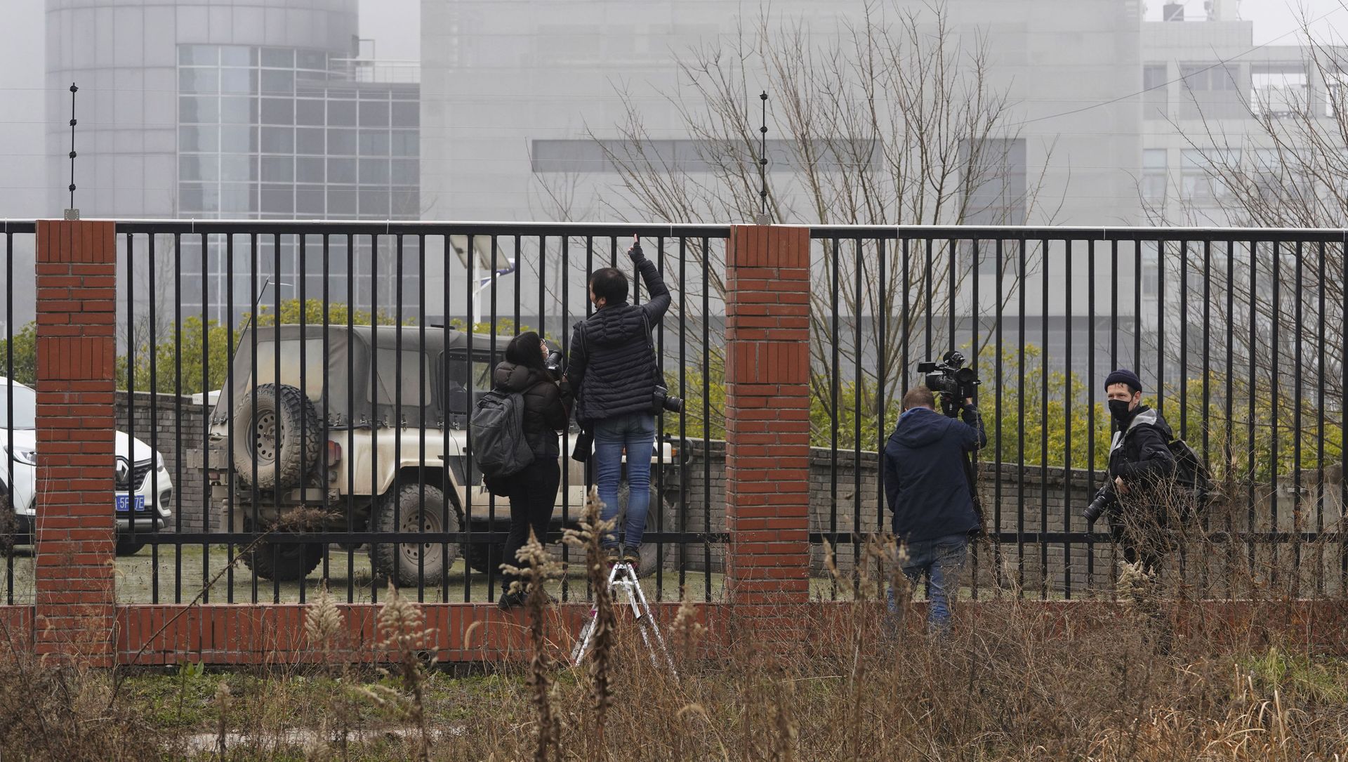 Journalists gather near an electric fence looking into the P4 Lab in the Wuhan Institute of Virology as the World Health Organization team visit on a field trip in Wuhan in China's Hubei province on Wednesday, Feb. 3, 2021 Journalists gather near an electric fence looking into the P4 Lab in the Wuhan Institute of Virology as the World Health Organization team visit on a field trip in Wuhan in China's Hubei province on Wednesday, Feb. 3, 2021 - Sputnik International, 1920, 24.05.2021