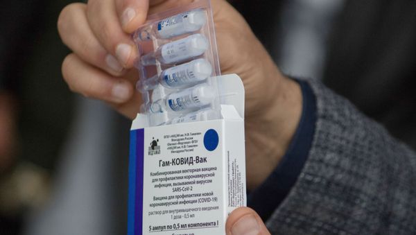 A medical worker demonstrates ampoules containing the Russian Sputnik V (Gam-COVID-Vac) vaccine at the El Menza Sports Palace in Tunisia, which has been converted into a hospital.  - Sputnik International