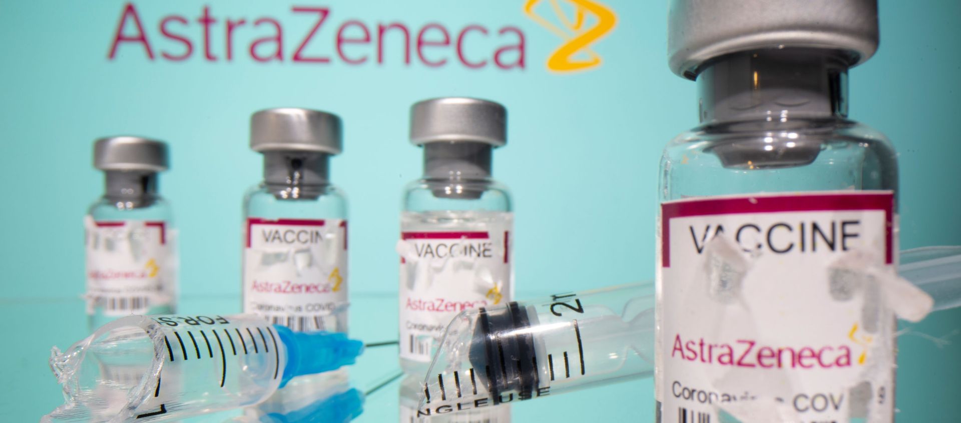 Vials labelled with broken sticker AstraZeneca COVID-19 Coronavirus Vaccine and a broken syringe are seen in front of a displayed AstraZeneca logo in this illustration taken March 15, 2021. Vials labelled with broken sticker AstraZeneca COVID-19 Coronavirus Vaccine and a broken syringe are seen in front of a displayed AstraZeneca logo in this illustration taken March 15, 2021. - Sputnik International, 1920, 07.05.2021