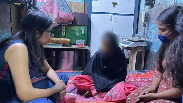 The Delhi Commission for Women chief (left) talking with a 15-year-old girl after saving her from forced marriage. - Sputnik International
