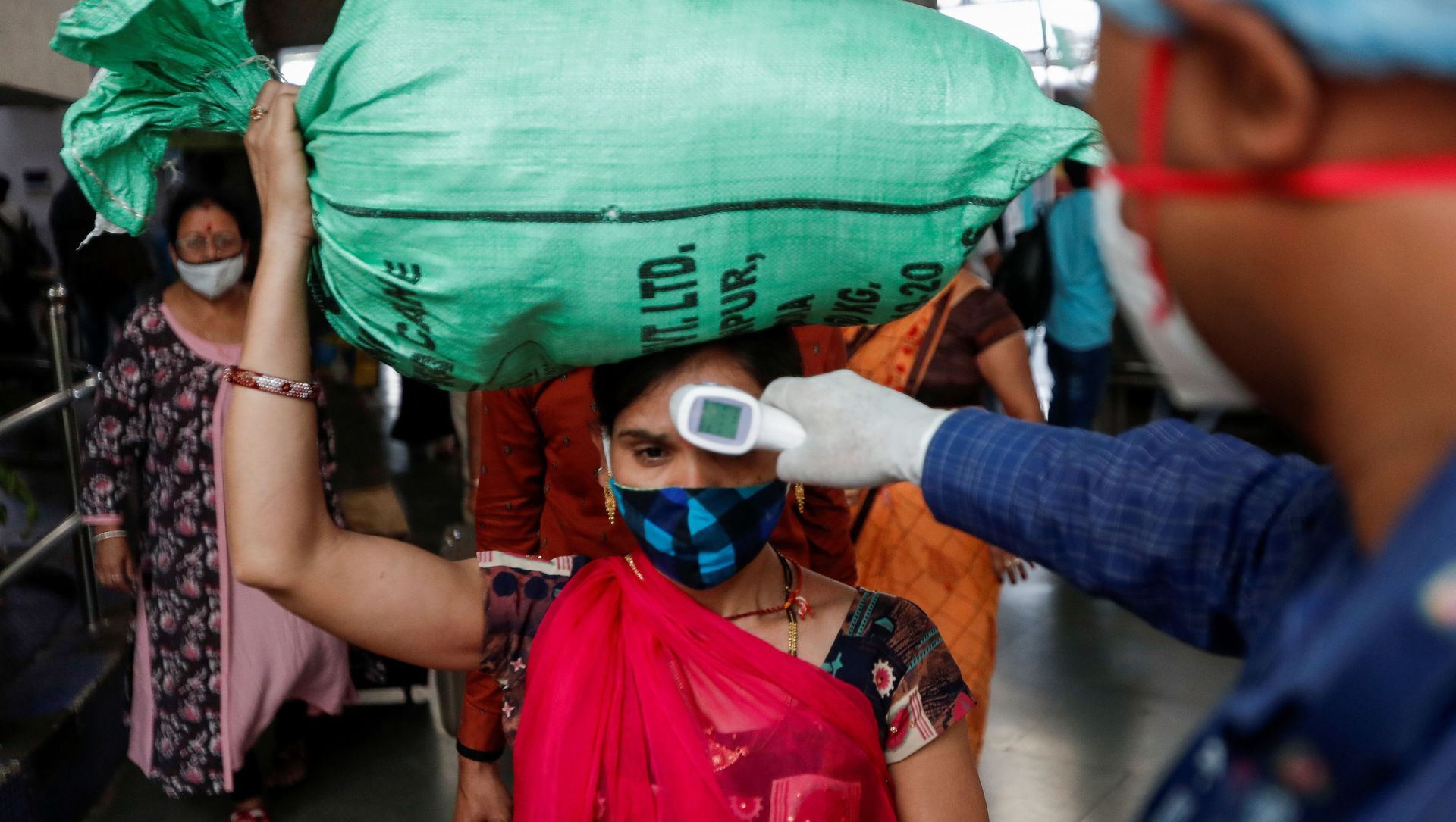 A health worker checks the temperature of a passenger, amid the spread of the coronavirus disease (COVID-19), at a railway station in Mumbai, India, March 17, 2021 A health worker checks the temperature of a passenger, amid the spread of the coronavirus disease (COVID-19), at a railway station in Mumbai, India, March 17, 2021 - Sputnik International, 1920, 21.05.2021
