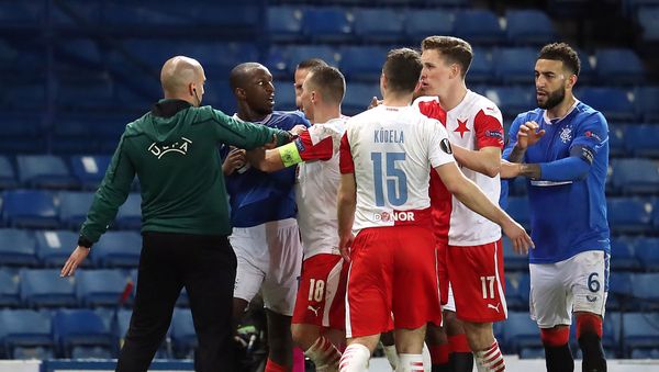 Rangers' Glen Kamara reacts angrily after Ondrej Kudela whispered a remark in his ear - Sputnik International