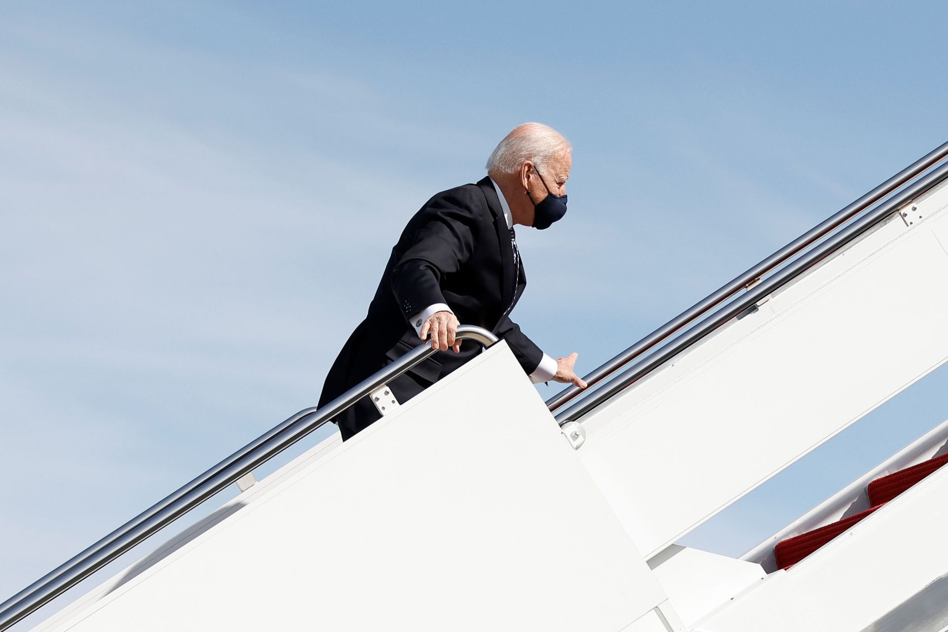 Jen Psaki Points Finger at Air Force Stairs After Biden Stumble Jen Psaki Points Finger at Air Force Stairs After Biden Stumble - Sputnik International, 1920, 22.03.2021