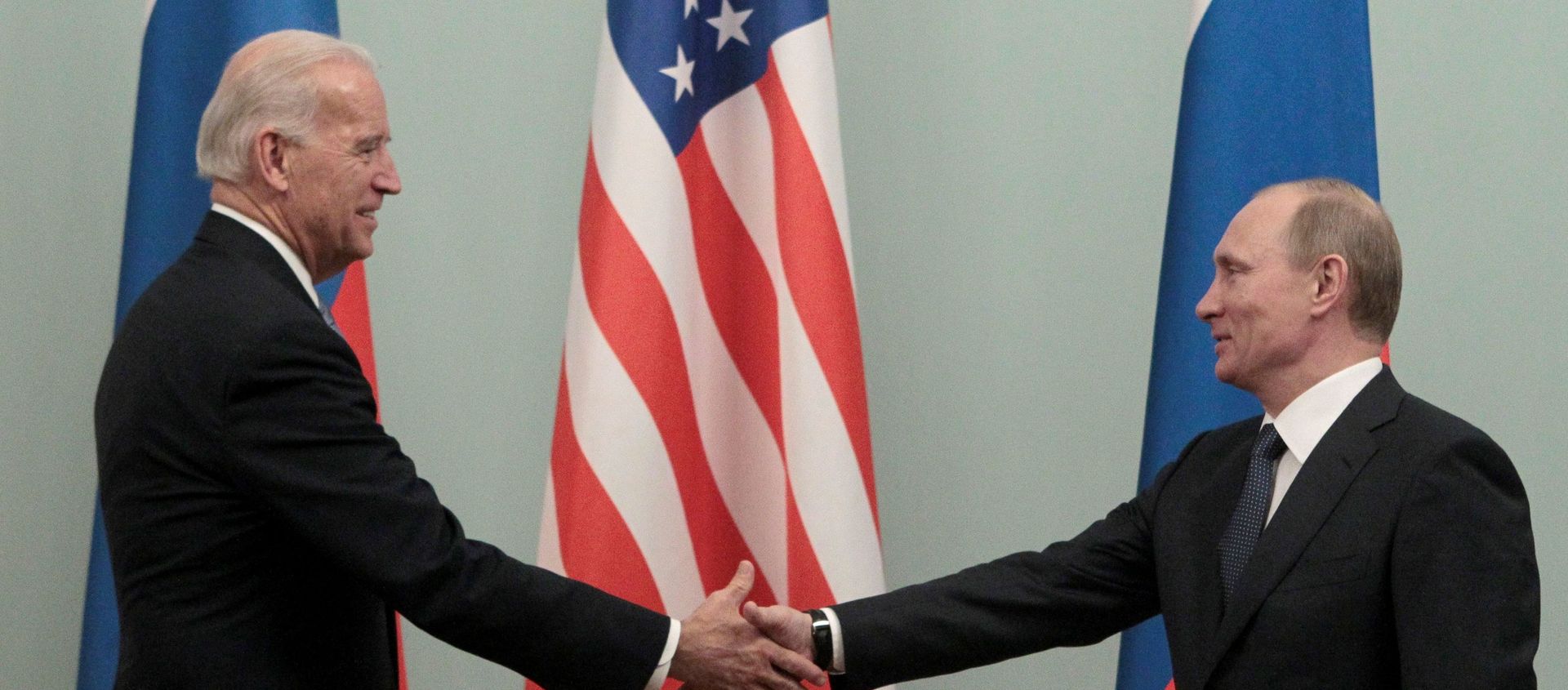 FILE PHOTO: Russian Prime Minister Vladimir Putin (R) shakes hands with U.S. Vice President Joe Biden during their meeting in Moscow March 10, 2011. FILE PHOTO: Russian Prime Minister Vladimir Putin (R) shakes hands with U.S. Vice President Joe Biden during their meeting in Moscow March 10, 2011. - Sputnik International, 1920, 15.04.2021