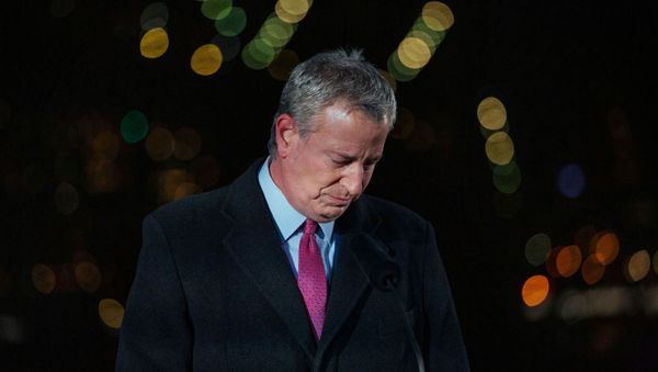 New York City's Mayor Bill de Blasio takes a moment of silence during a commemoration ceremony to remember New Yorkers lost during the COVID-19 pandemic in Brooklyn, New York, U.S. March 14, 2021. - Sputnik International