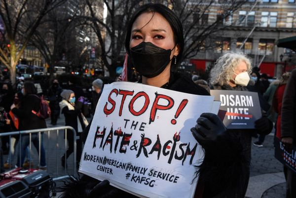 People participate in a peace vigil to honor victims of attacks on Asians on 19 March 2021 in Union Square Park in New York City. - Sputnik International