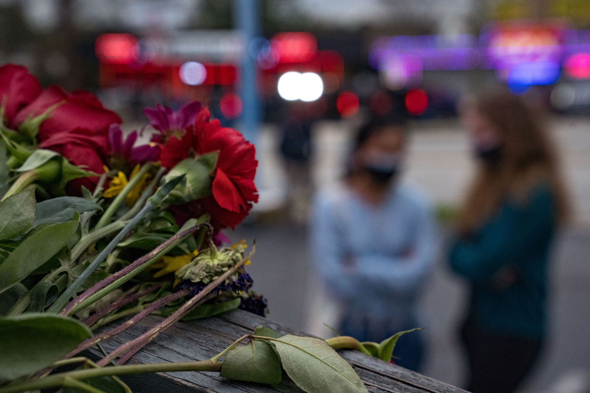 People bring flowers to the memorial site set up outside of The Gold Spa on 19 March 2021 in Atlanta, Georgia. People bring flowers to the memorial site set up outside of The Gold Spa on 19 March 2021 in Atlanta, Georgia. - Sputnik International, 1920, 07.09.2021