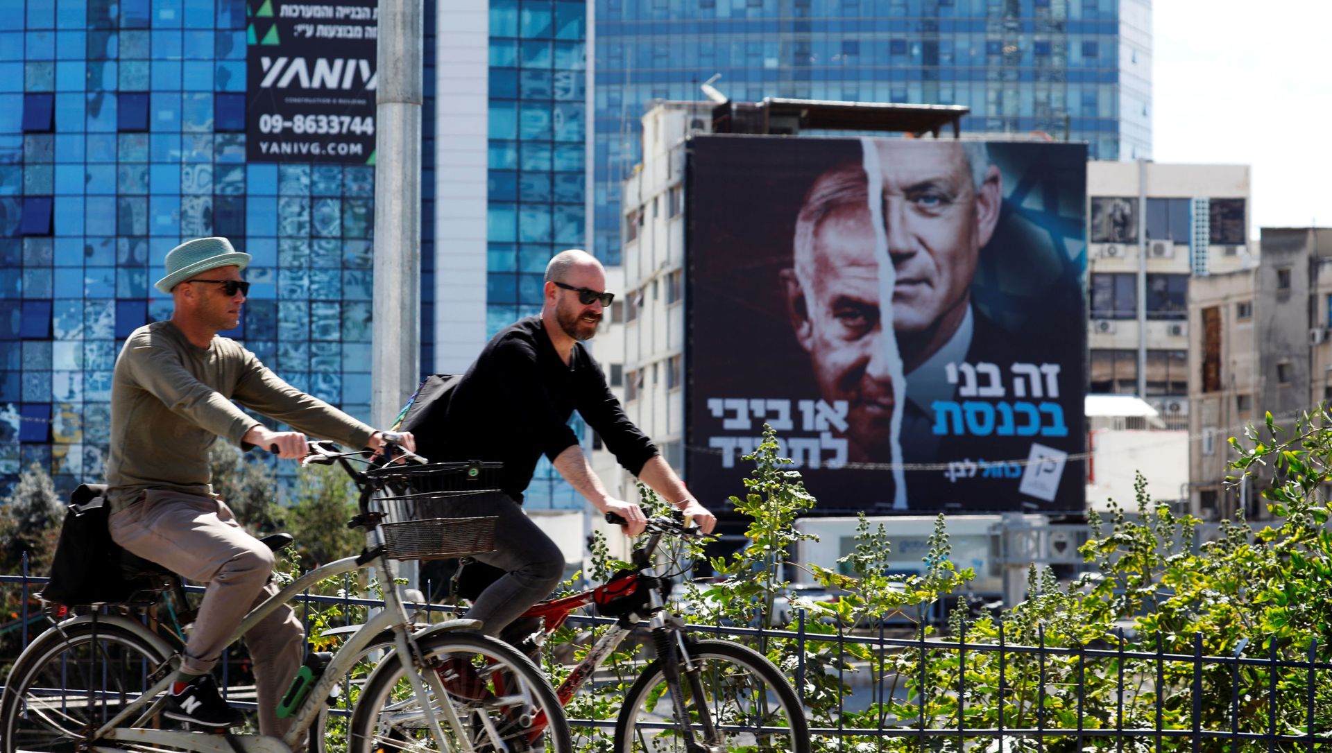 People cycle next to a Blue and White party election campaign banner depicting its leader, Israeli Defence Minister Benny Gantz, alongside Israeli Prime Minister Benjamin Netanyahu ahead of the March 23 ballot, in Tel Aviv, Israel March 17, 2021. People cycle next to a Blue and White party election campaign banner depicting its leader, Israeli Defence Minister Benny Gantz, alongside Israeli Prime Minister Benjamin Netanyahu ahead of the March 23 ballot, in Tel Aviv, Israel March 17, 2021. - Sputnik International, 1920, 20.03.2021