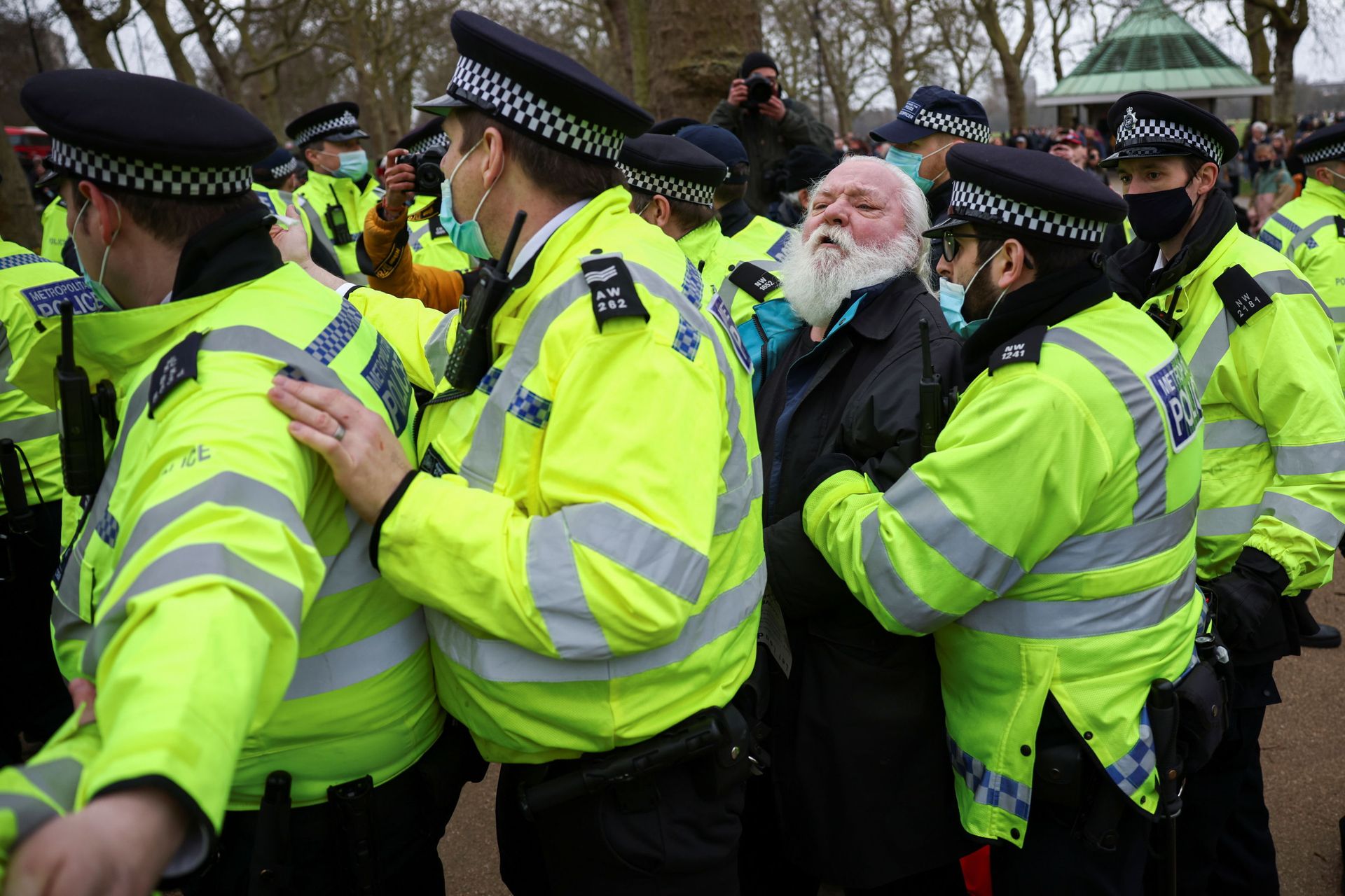 Protesters Confront Police in Edinburgh as Anti-lockdown Demonstrations Sweep Europe - Photos Protesters Confront Police in Edinburgh as Anti-lockdown Demonstrations Sweep Europe - Photos - Sputnik International, 1920, 20.03.2021