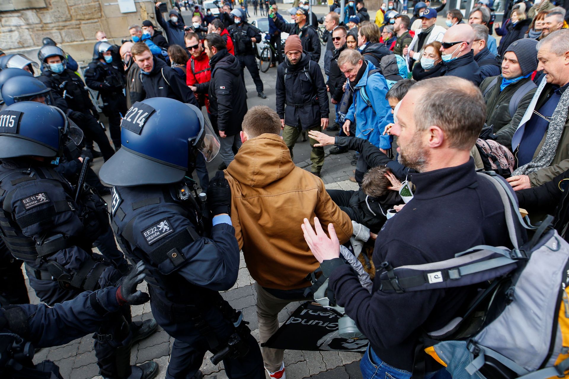Protesters Confront Police in Edinburgh as Anti-lockdown Demonstrations Sweep Europe - Photos Protesters Confront Police in Edinburgh as Anti-lockdown Demonstrations Sweep Europe - Photos - Sputnik International, 1920, 20.03.2021