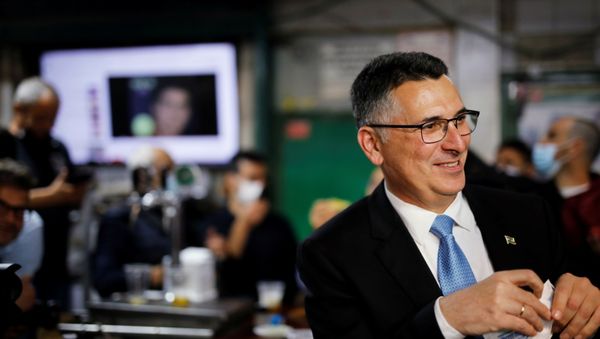 New Hope party leader Gideon Saar campaigns ahead of the March 23 general election, at a market in Tel Aviv, Israel March 17, 2021. - Sputnik International