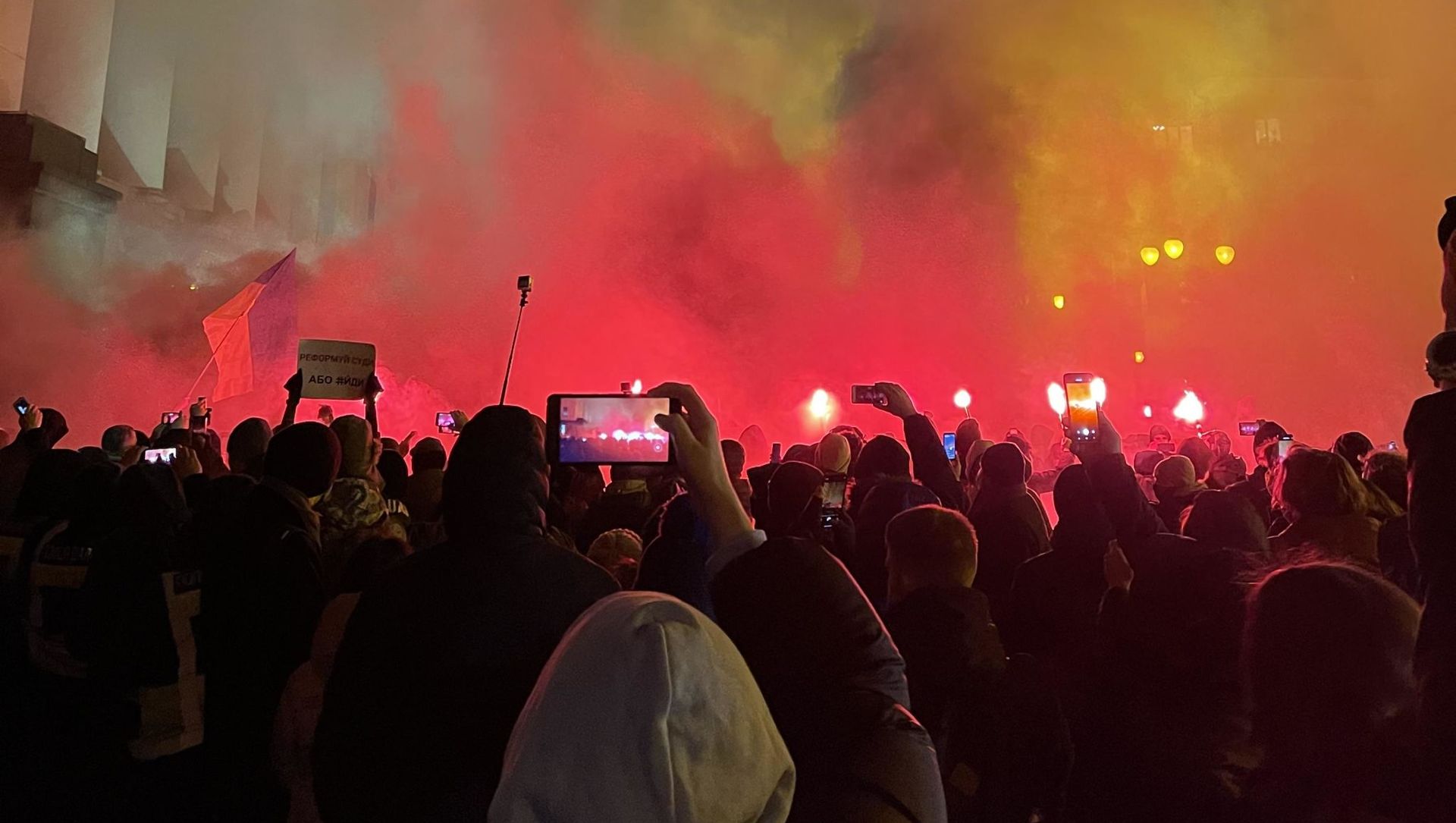 Protesters bombard the presidential office with firecrackers and flares in central Kiev, Ukraine, on March 20, 2021 Protesters bombard the presidential office with firecrackers and flares in central Kiev, Ukraine, on March 20, 2021 - Sputnik International, 1920, 20.03.2021