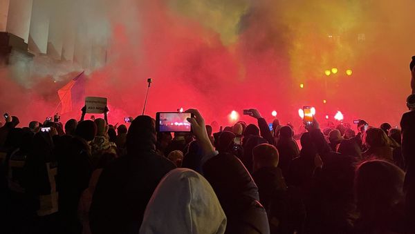Protesters bombard the presidential office with firecrackers and flares in central Kiev, Ukraine, on March 20, 2021 - Sputnik International