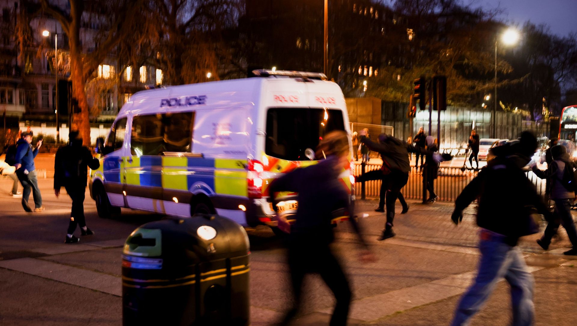 A person kicks a police vehicle during a protest against the lockdown, amid the spread of the coronavirus disease (COVID-19), in London, Britain March 20, 2021. A person kicks a police vehicle during a protest against the lockdown, amid the spread of the coronavirus disease (COVID-19), in London, Britain March 20, 2021. - Sputnik International, 1920, 20.03.2021