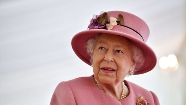 Britain's Queen Elizabeth speaks with staff during a visit to the Defence Science and Technology Laboratory at Porton Science Park near Salisbury, Britain October 15, 2020. - Sputnik International