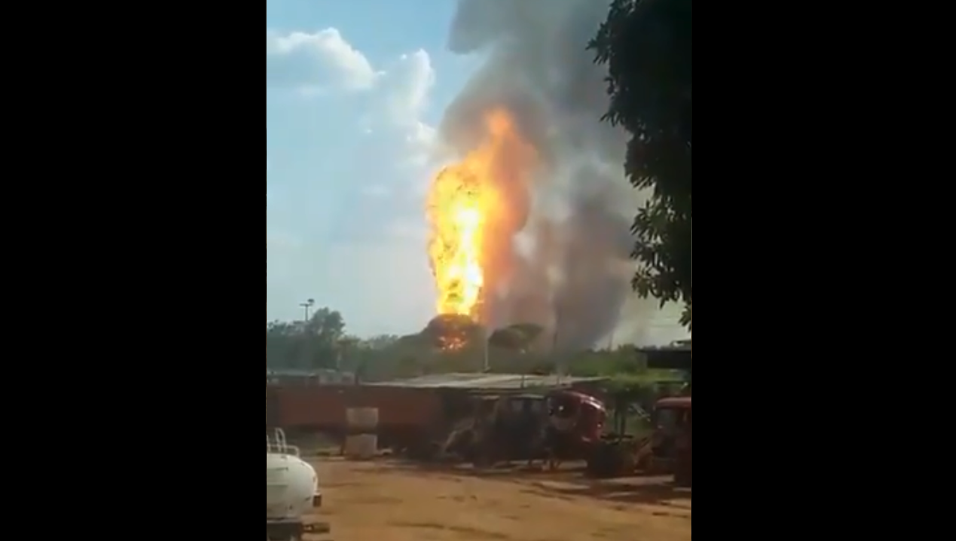 A screenshot from the video of the explosion at a gas pipeline in Venezuela posted on Twitter on March 21, 2021. A screenshot from the video of the explosion at a gas pipeline in Venezuela posted on Twitter on March 21, 2021. - Sputnik International, 1920, 21.03.2021