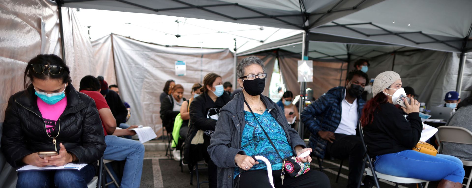 Leticia Robles, 70, sits in the observation area after receiving a coronavirus disease (COVID-19) vaccination, at Jordan Downs in Los Angeles, California, U.S., March 10, 2021. - Sputnik International, 1920, 19.12.2021