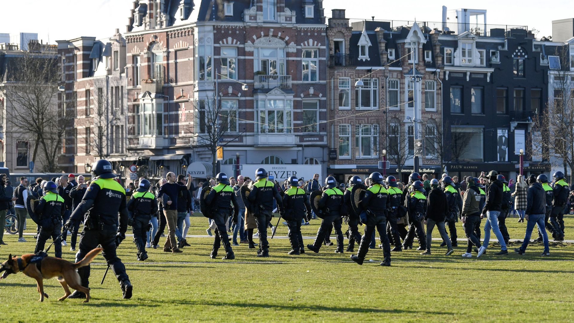 Police officers are seen, as people protest against the coronavirus disease (COVID-19) restrictions in Amsterdam, Netherlands, February 21, 2021. Police officers are seen, as people protest against the coronavirus disease (COVID-19) restrictions in Amsterdam, Netherlands, February 21, 2021. - Sputnik International, 1920, 21.03.2021