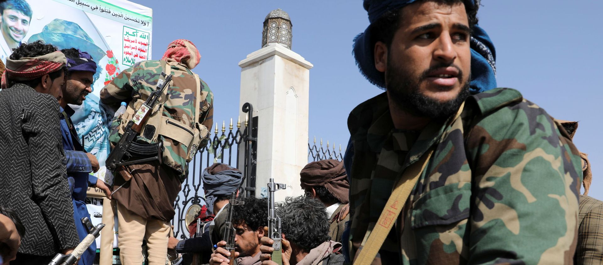 Armed Houthi followers sit next to a coffin of a Houthi fighter killed in recent fighting against government forces in Yemen's oil-rich province of Marib, during a funeral procession in Sanaa, Yemen February 20, 2021. - Sputnik International, 1920, 20.05.2021