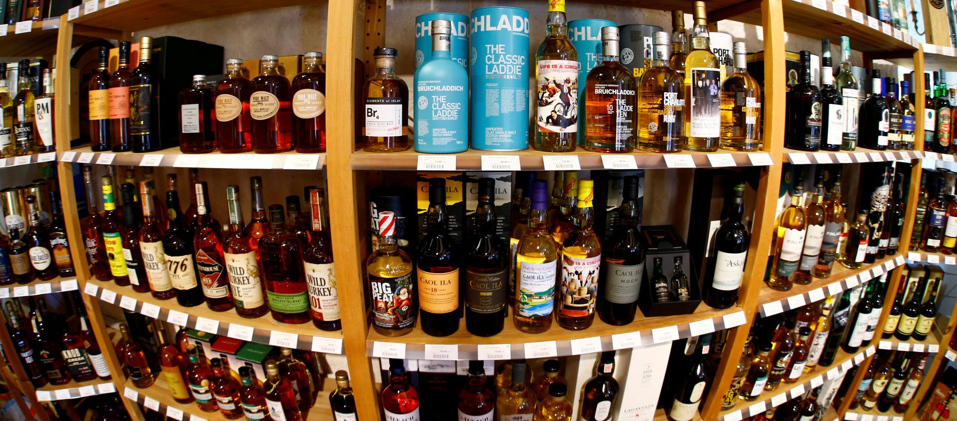 Bottles of single malt scotch whisky are pictured in a shop near Lausanne, Switzerland May 18, 2017 Bottles of single malt scotch whisky are pictured in a shop near Lausanne, Switzerland May 18, 2017 - Sputnik International, 1920, 23.03.2021