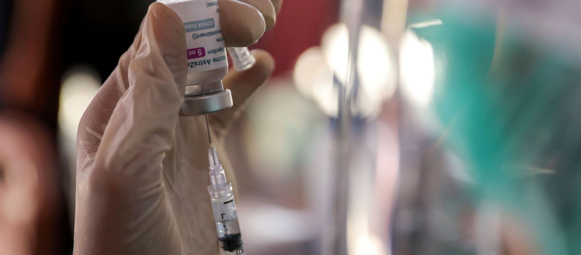 A healthcare worker prepares a dose of the AstraZeneca coronavirus disease (COVID-19) vaccine A healthcare worker prepares a dose of the AstraZeneca coronavirus disease (COVID-19) vaccine - Sputnik International, 1920, 06.05.2021
