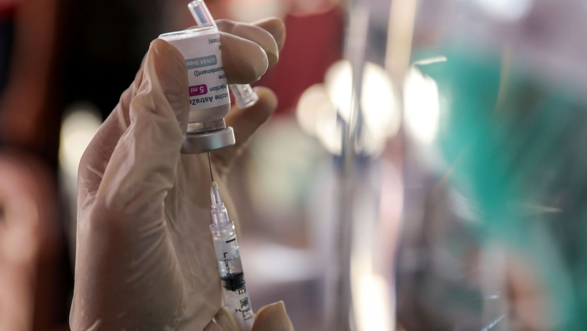 A healthcare worker prepares a dose of the AstraZeneca coronavirus disease (COVID-19) vaccine A healthcare worker prepares a dose of the AstraZeneca coronavirus disease (COVID-19) vaccine - Sputnik International, 1920, 06.05.2021