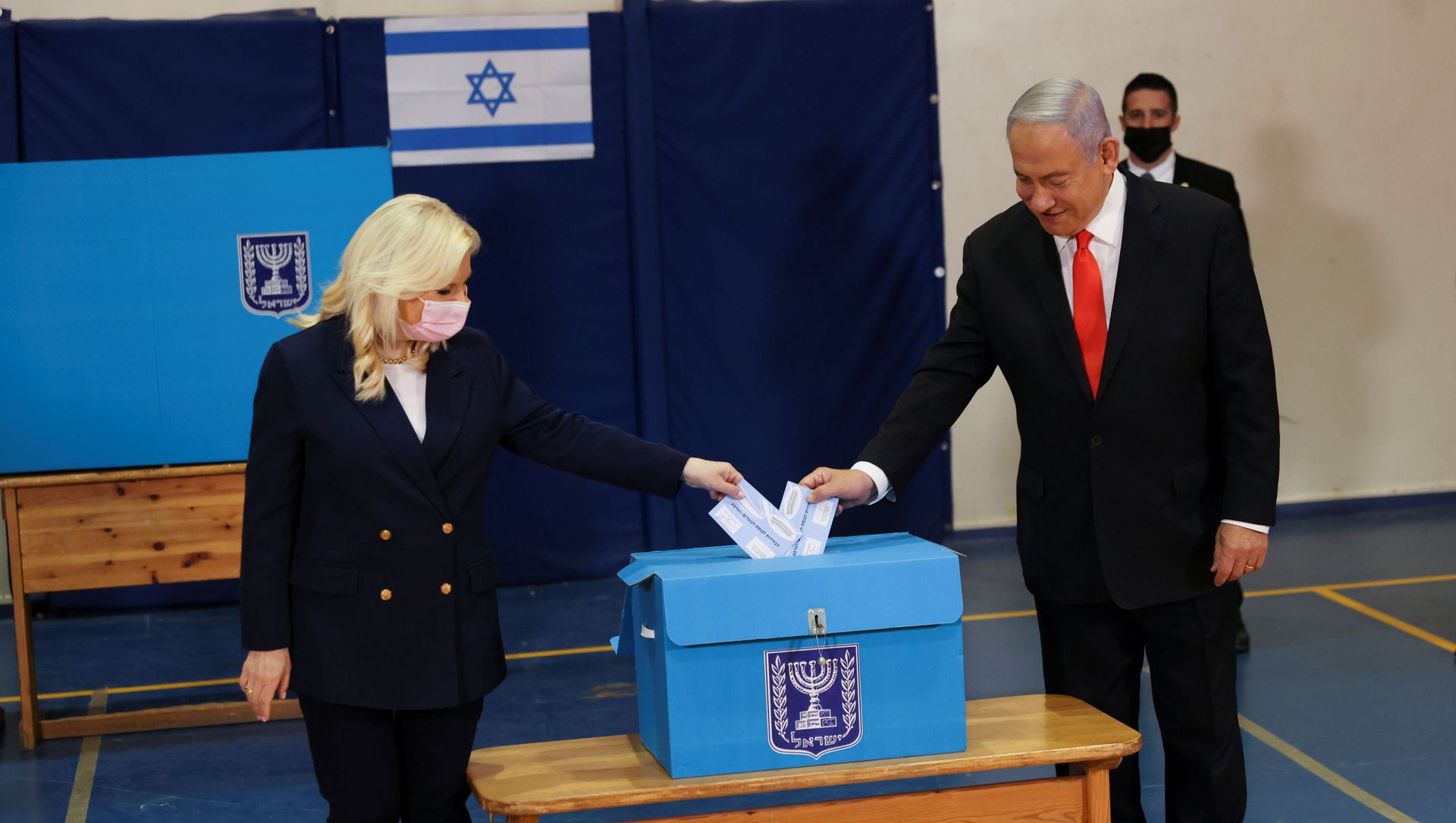 Israeli Prime Minister Benjamin Netanyahu and his wife Sara cast their ballots at a polling station as Israelis vote in a general election, in Jerusalem March 23, 2021 Israeli Prime Minister Benjamin Netanyahu and his wife Sara cast their ballots at a polling station as Israelis vote in a general election, in Jerusalem March 23, 2021 - Sputnik International, 1920, 23.03.2021