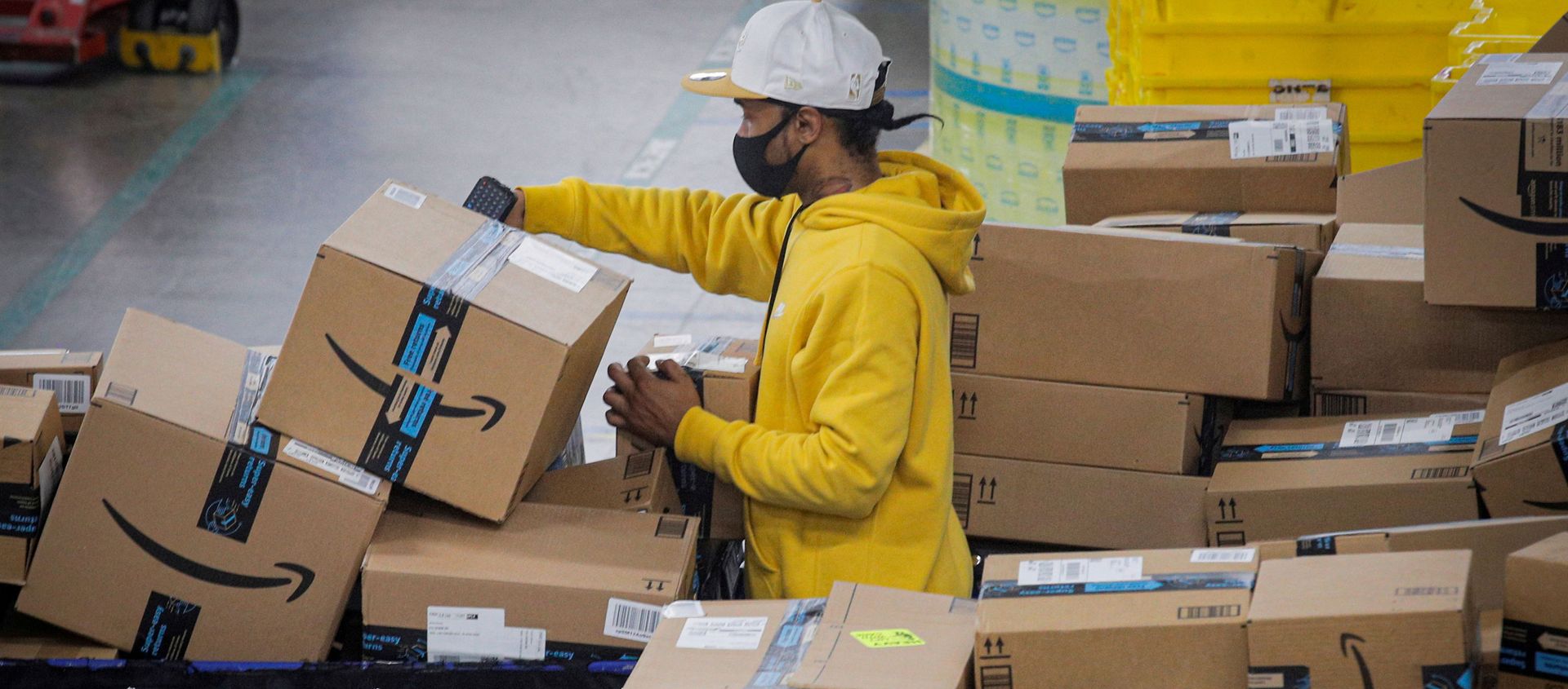 FILE PHOTO: An employee scans packages at Amazon's JFK8 distribution center in Staten Island, New York, U.S. November 25, 2020. FILE PHOTO: An employee scans packages at Amazon's JFK8 distribution center in Staten Island, New York, U.S. November 25, 2020. - Sputnik International, 1920, 23.03.2021