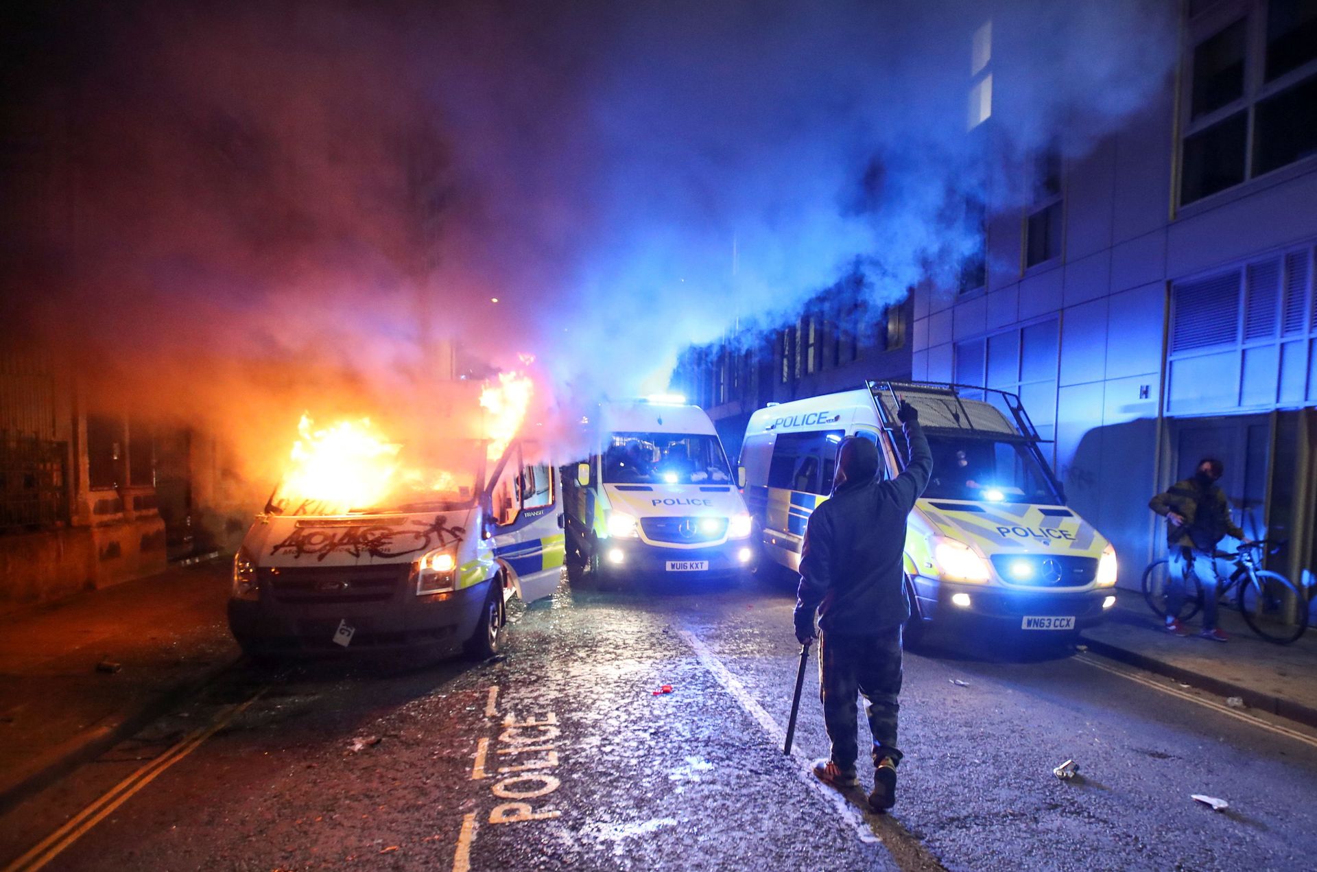 Naked Protester Confronts Law Enforcement in Bristol as Police Boss Says Officers Are 'Under Siege' Naked Protester Confronts Law Enforcement in Bristol as Police Boss Says Officers Are 'Under Siege' - Sputnik International, 1920, 24.03.2021