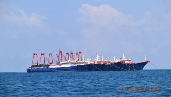 Some of the 220 or so Chinese vessels reported by the Philippine Coast Guard, and believed to be manned by Chinese maritime militia personnel, are pictured at Whitsun Reef, South China Sea, 7 March 2021.  - Sputnik International