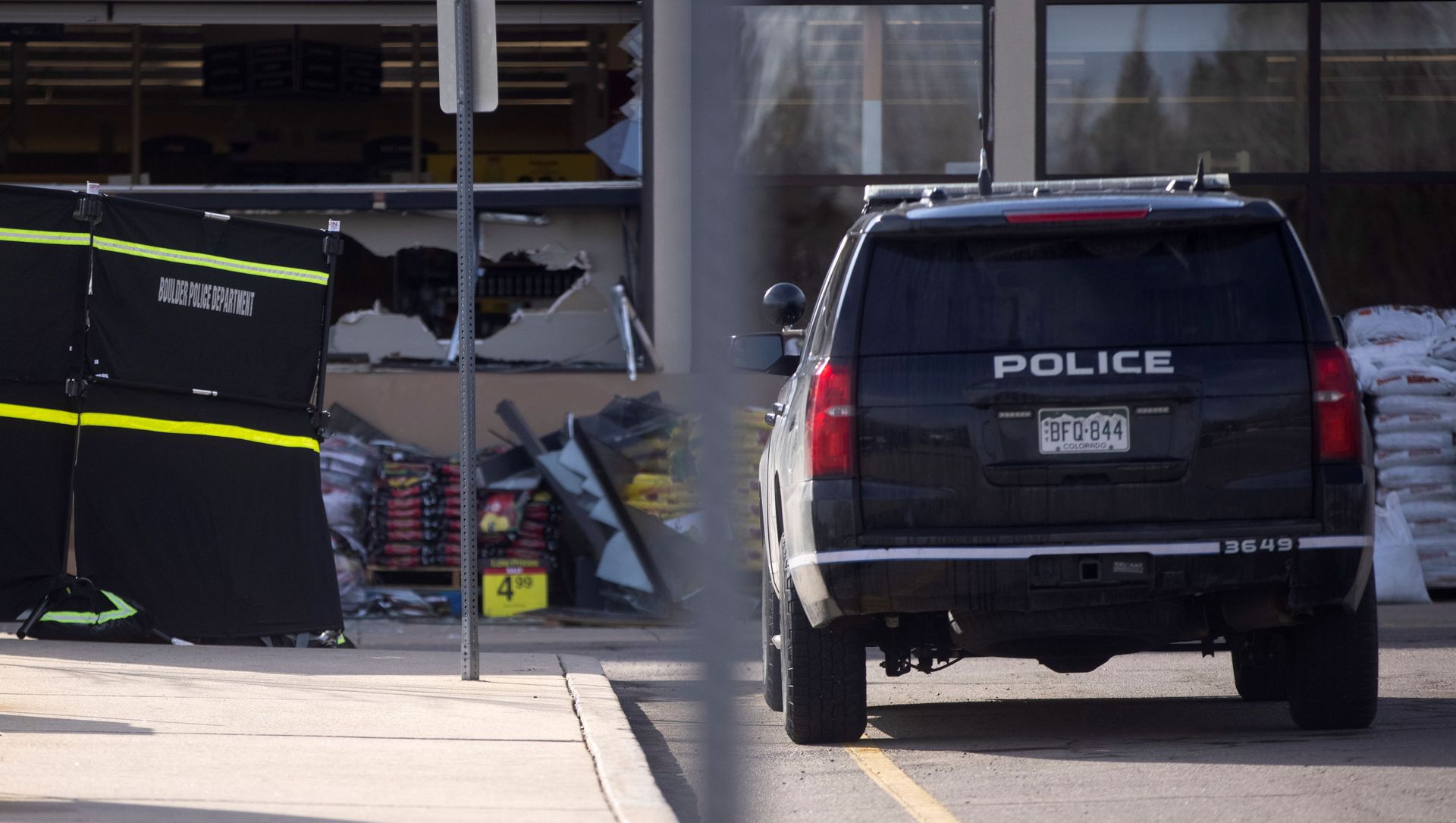 The morning after the mass shooting there is damage to the King Soopers grocery store, in Boulder, Colorado, U.S., March 23, 2021. The morning after the mass shooting there is damage to the King Soopers grocery store, in Boulder, Colorado, U.S., March 23, 2021. - Sputnik International, 1920, 23.03.2021